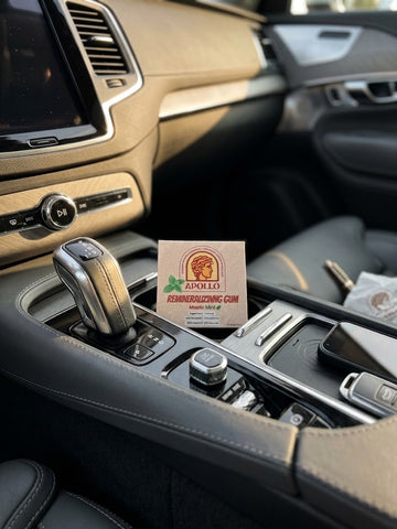 Foto van een klant van Apollo Mastic met een pakje apollo kauwgom in de auto. 