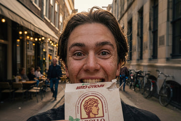 Foto van een jonge klant van Apollo Mastic met een pakje Apollo Kauwgom tussen zijn tanden. 
