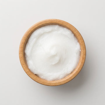 Foto van kokosnoot olie kokosolie in een bakje. Dit is een belangrijk ingredient in apollo kauwgom. 