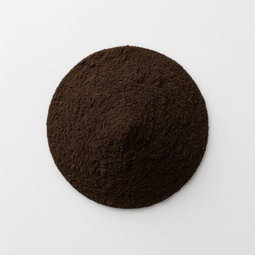 Foto van zoethout als ingredient, geposeerd in een bakje. 